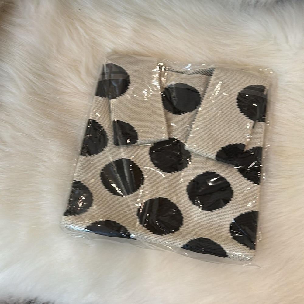 WHITE WITH BLACK SPOTS MINI KNOT WRIST BUCKET LOOP CASUAL KNIT BAG - Picture 2 of 3